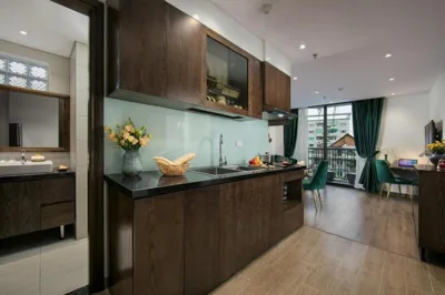 Suite Junior de un dormitorio con vistas a la ciudad, balcón, cocina privada y bañera — Bloom in Hanoi - The Residences