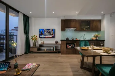 Suite familiar de dos dormitorios con balcón grande, cocina y bañera — Bloom in Hanoi - The Residences